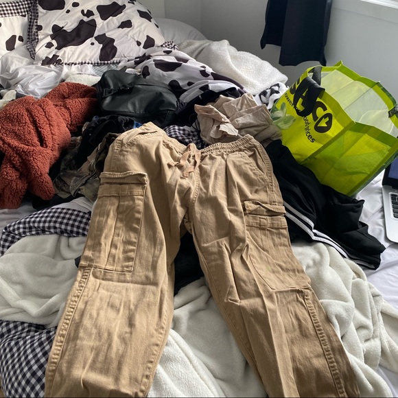 Beige Cargo Pants, size: Medium. From Ardene. Worn 3-4 times. - Picture 1 of 1